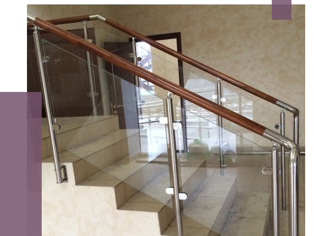 Комбинированные перила из металла и дерева в Элисте